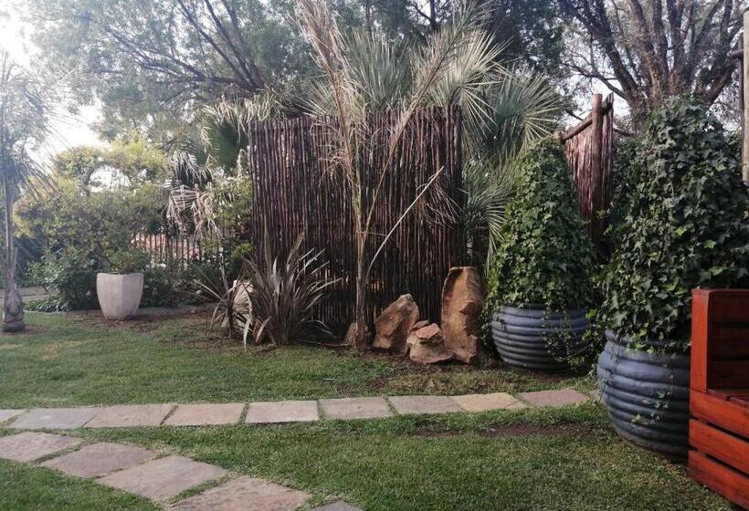 اتاق استاندارد با چشم‌انداز باغ, Roxy S Rest Guest House