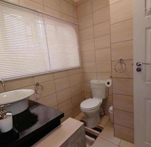 اتاق استاندارد با چشم‌انداز باغ, Roxy S Rest Guest House