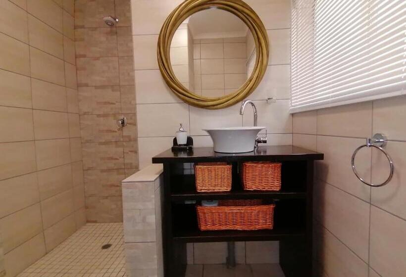 اتاق استاندارد با چشم‌انداز باغ, Roxy S Rest Guest House
