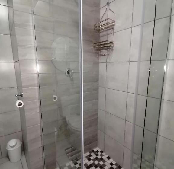 اتاق استاندارد با چشم‌انداز باغ, Roxy S Rest Guest House