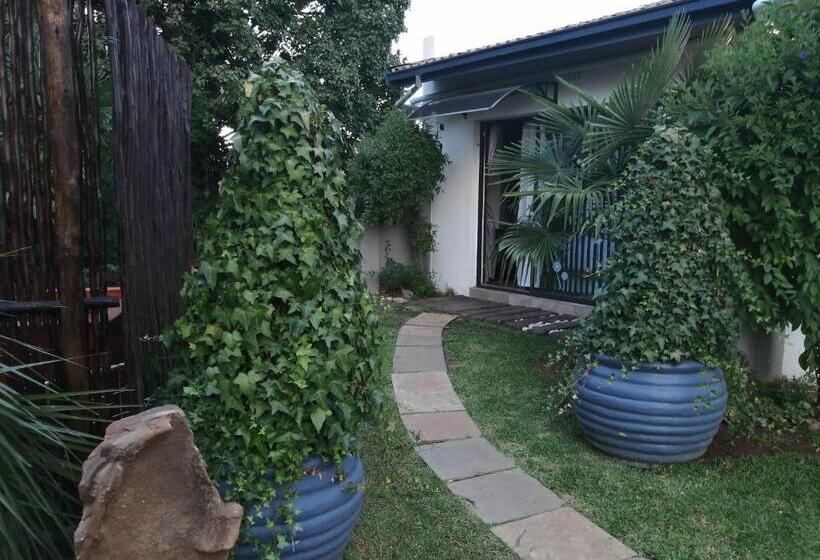 سوییت لوکس, Roxy S Rest Guest House