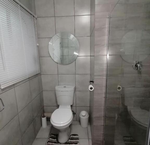 اتاق استاندارد با چشم‌انداز باغ, Roxy S Rest Guest House