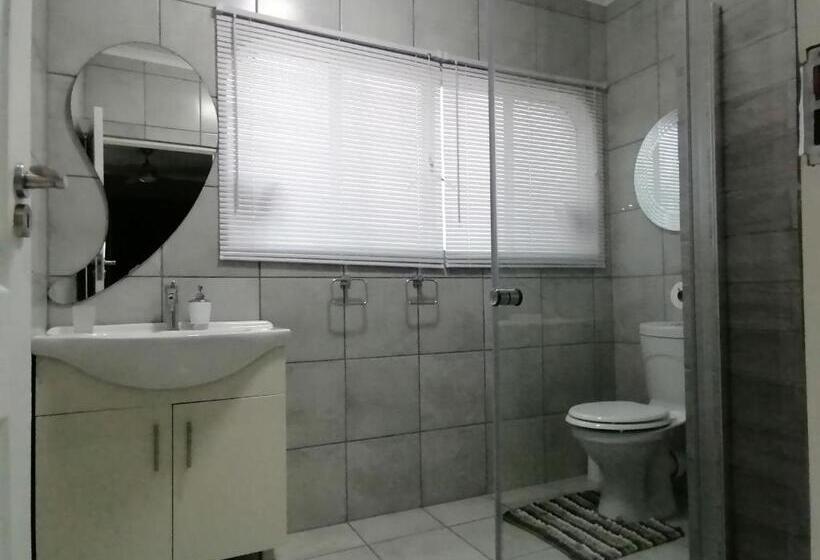 اتاق استاندارد با چشم‌انداز باغ, Roxy S Rest Guest House