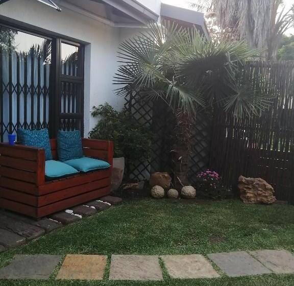 سوییت لوکس, Roxy S Rest Guest House