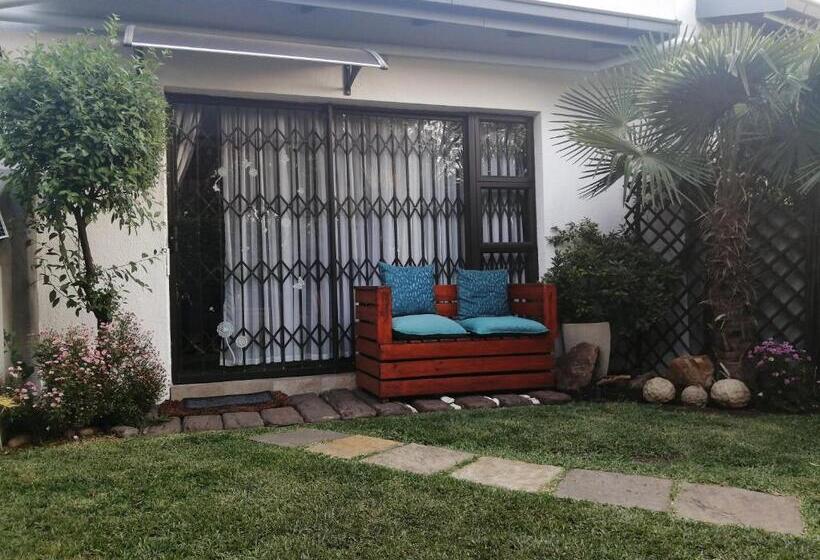 سوییت لوکس, Roxy S Rest Guest House
