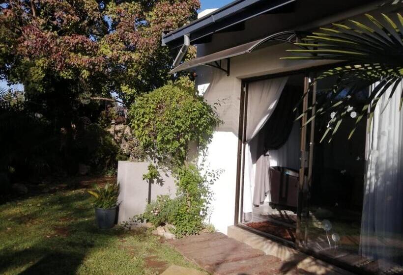 سوییت لوکس, Roxy S Rest Guest House