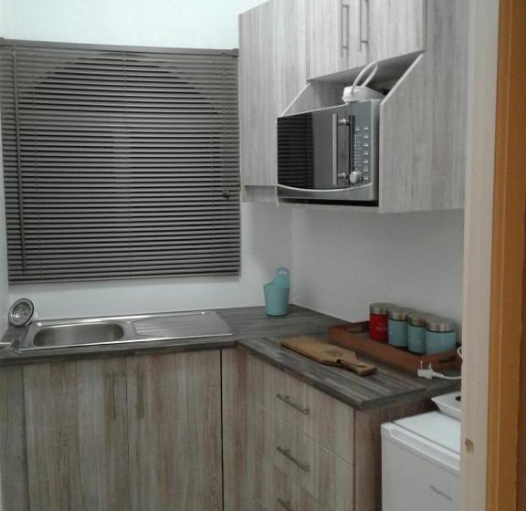 سوییت لوکس, Roxy S Rest Guest House