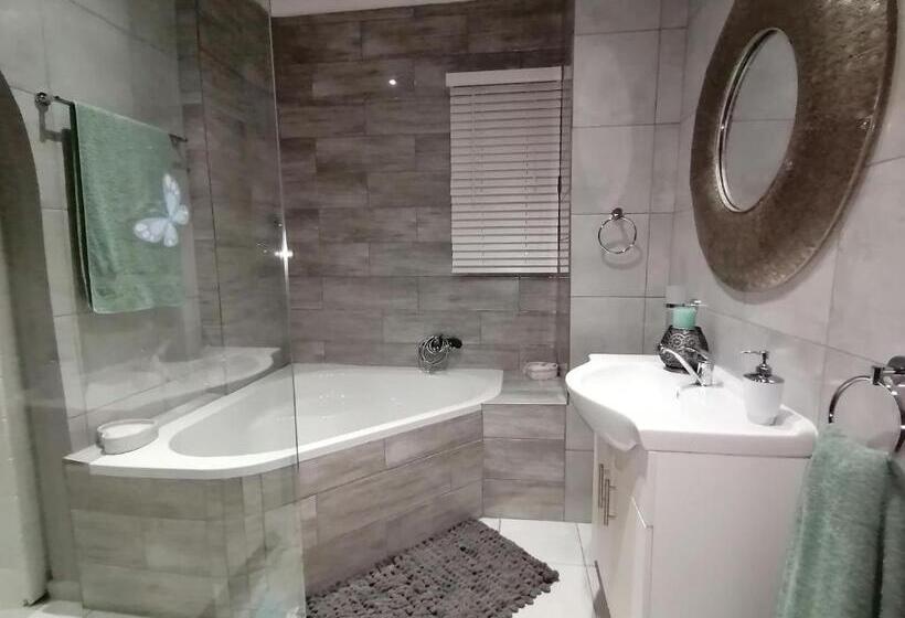 سوییت لوکس, Roxy S Rest Guest House