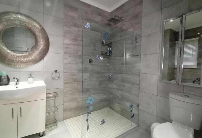 سوییت لوکس, Roxy S Rest Guest House