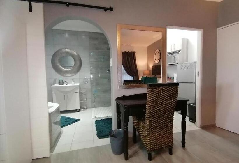 سوییت لوکس, Roxy S Rest Guest House