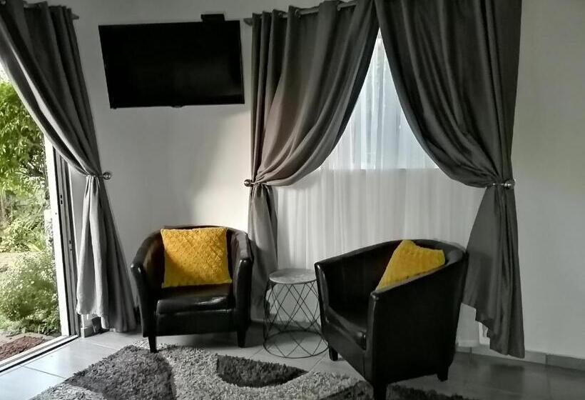 سوییت لوکس, Roxy S Rest Guest House