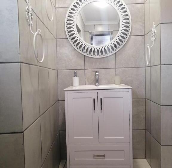 سوییت, Roxy S Rest Guest House