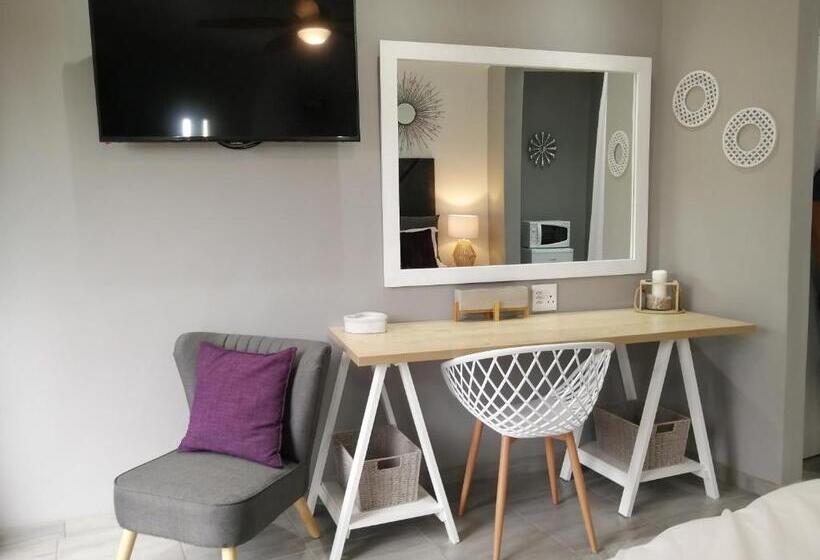 اتاق استاندارد با چشم‌انداز باغ, Roxy S Rest Guest House