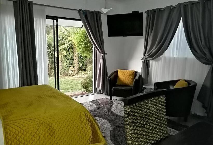 سوییت لوکس, Roxy S Rest Guest House