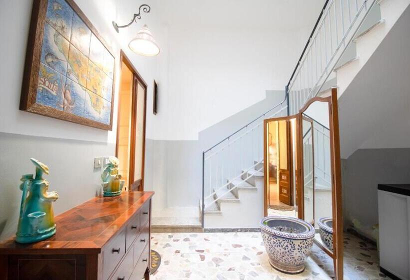 Апартаменты 2 Спальни Вид на Море, The Palace B&b And Apartments