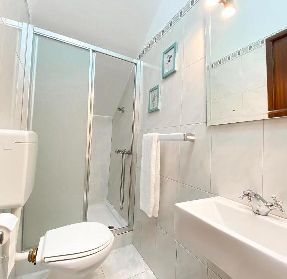 Трехместный Номер Стандарт Совместная Ванная, Gardens Guest House