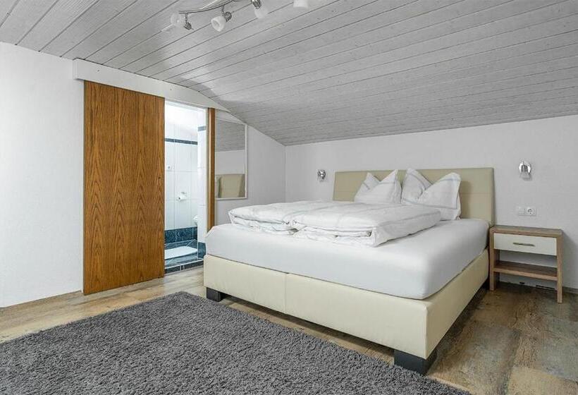 اتاق استاندارد سه نفره, Pension Berggeist