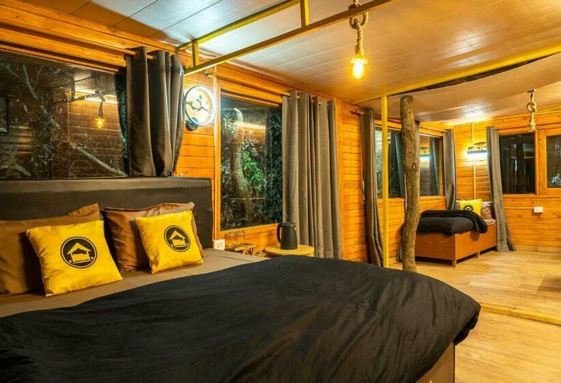 חדר דלוקס לשלושה עם נו לגינה, Lushtree Backpackers   Hostel & Cafe