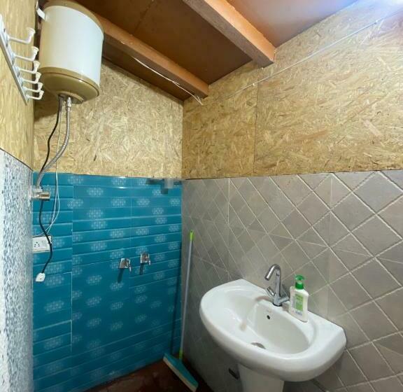 חדר סטנדרטי לשלושה עם נוף, Lushtree Backpackers   Hostel & Cafe