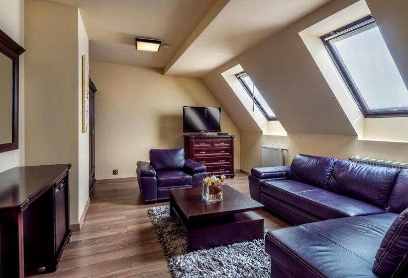 Family Suite, Ján