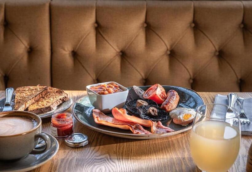 Номер Superior, The Cricketers Clavering