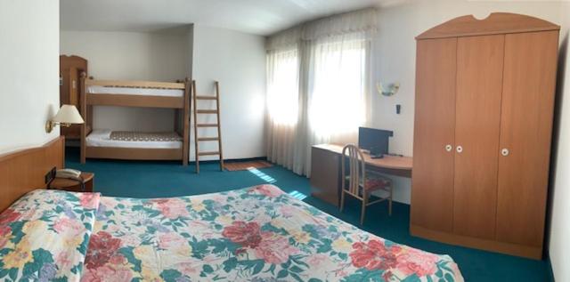 エコノミー４人部屋, Garni Enrosadira