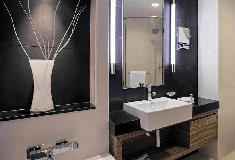 Номер Executive, Pullman Dubai Jumeirah Lakes Towers