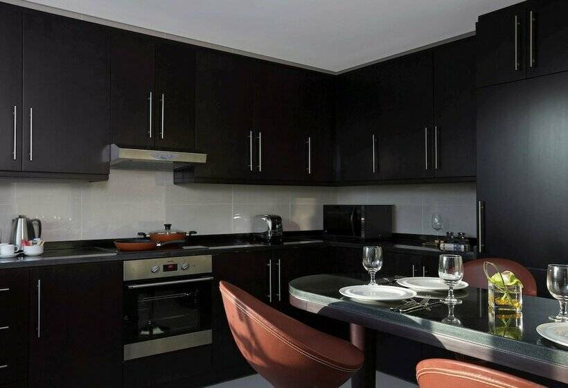Люкс 3 Спальни, Pullman Dubai Jumeirah Lakes Towers