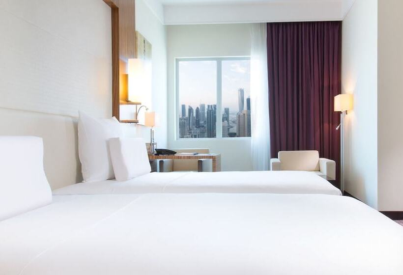 Номер Executive, Pullman Dubai Jumeirah Lakes Towers