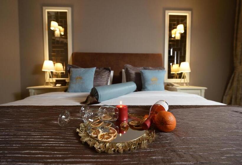 سوئیت با بالکن, Royal Casino &