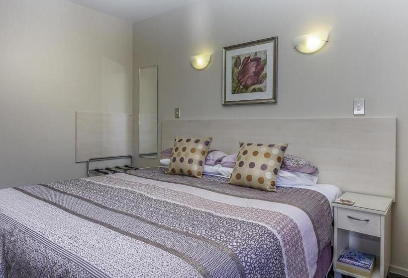 Студия Стандарт, 166 Majestic Court Motel