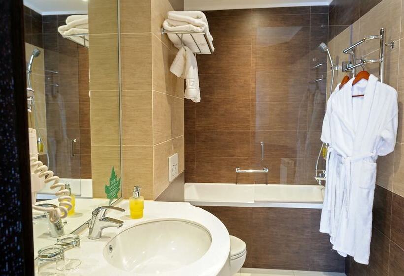 جناح جونيور, Rius Hotel Lviv