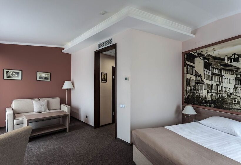 جناح جونيور, Rius Hotel Lviv