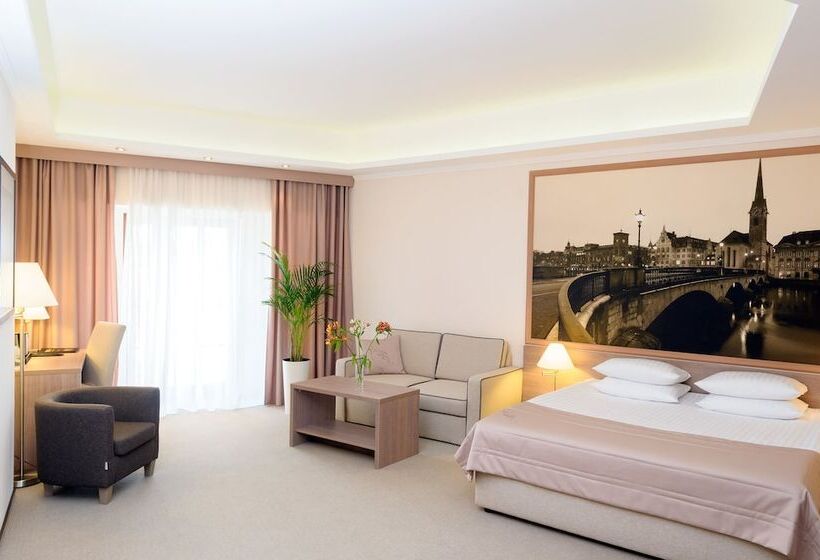جناح جونيور, Rius Hotel Lviv