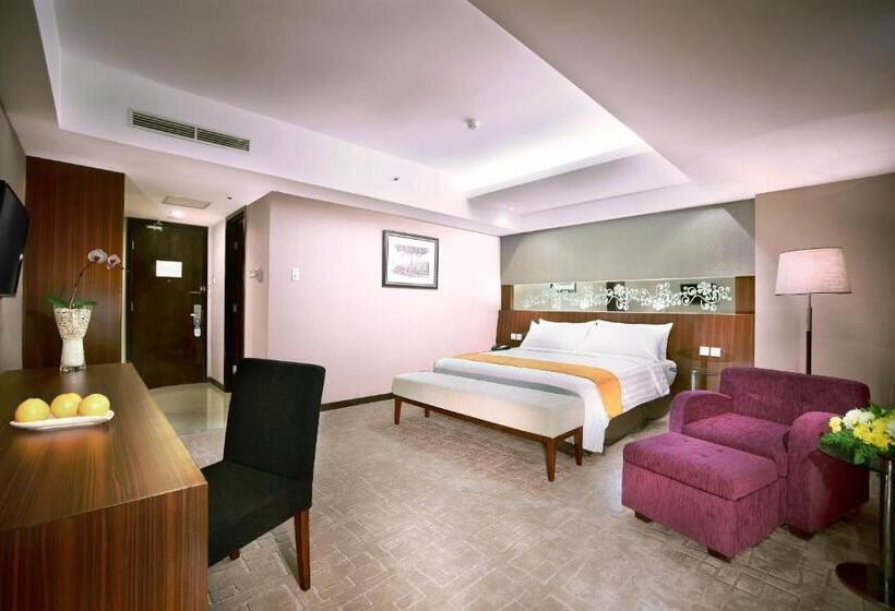 Номер Deluxe, Aston Madiun Hotel & Conference Center