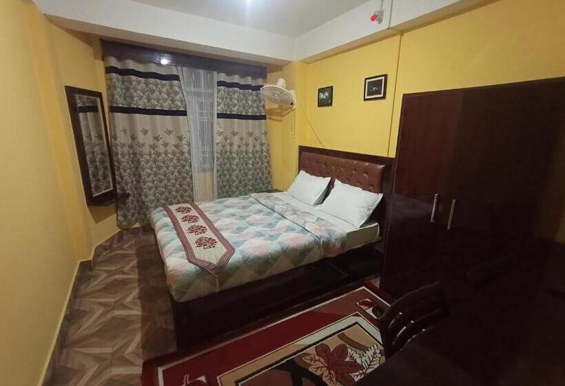 اتاق لوکس, Parichit