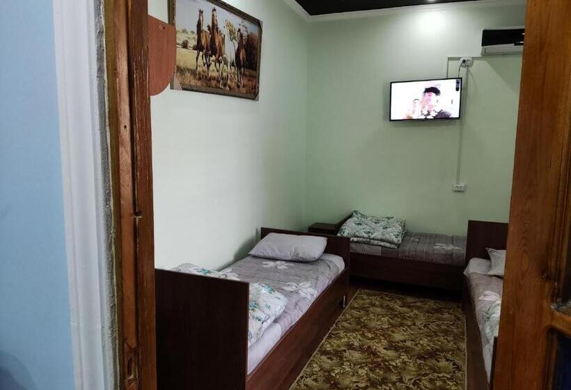 اتاق استاندارد سه تخته با سرویس بهداشتی مشترک, Goziyon Hostel