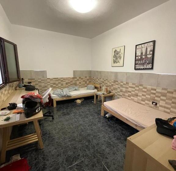اتاق اکونومی, Sunset House