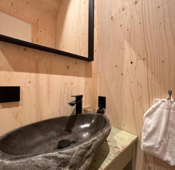 バス共有のスタンダードルーム, Lodgen Stryn