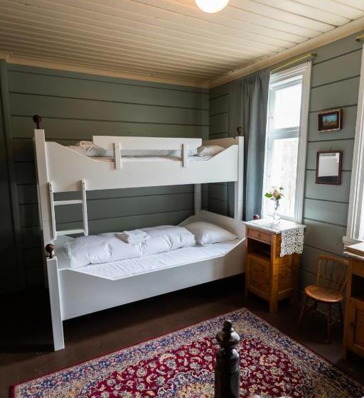 バスルーム共有のトリプルスタンダード, Lodgen Stryn