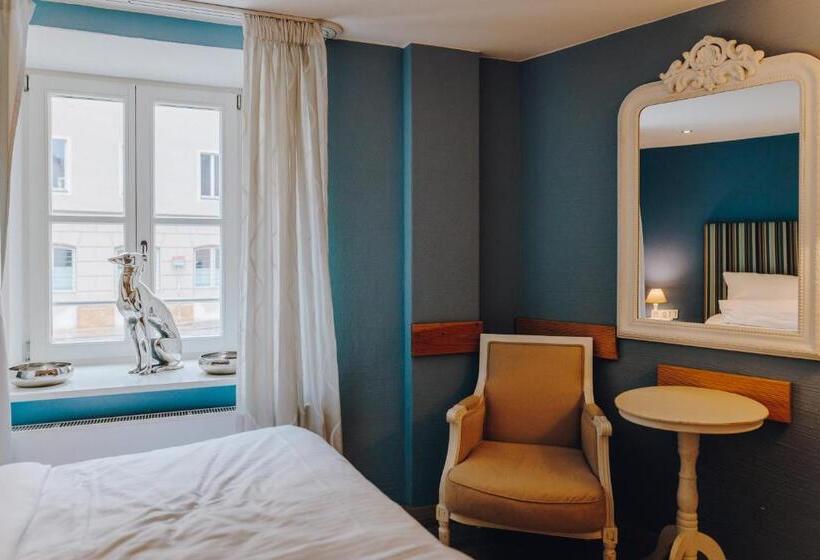 Quarto Basic, Little 7   Boutique