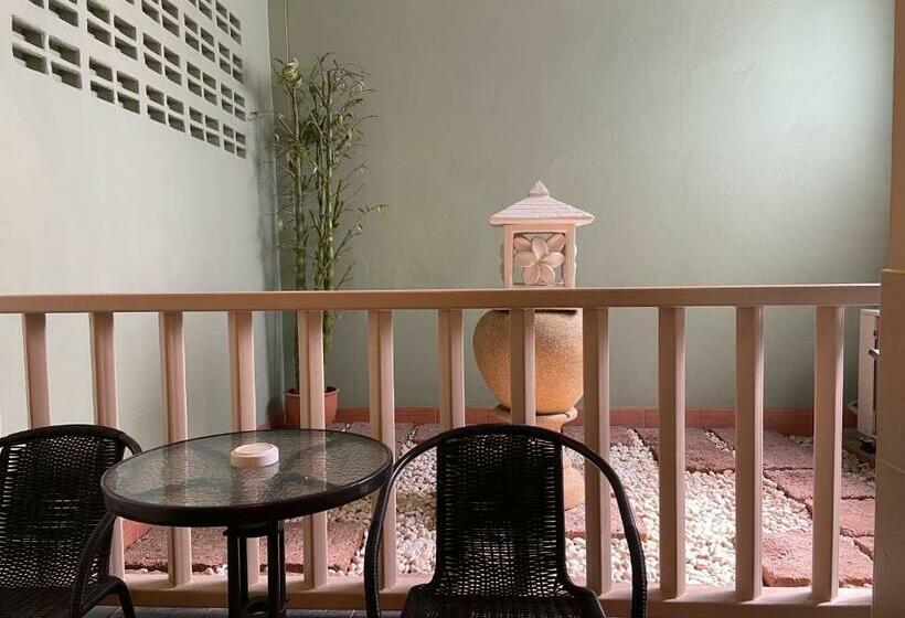اتاق لوکس با بالکن, J Star