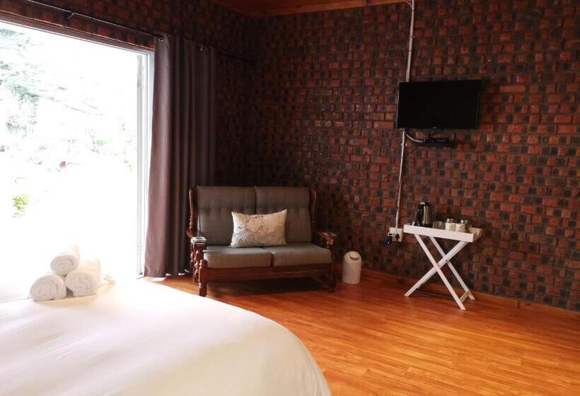 Номер Стандарт Вид на Сад, En Route Guest House
