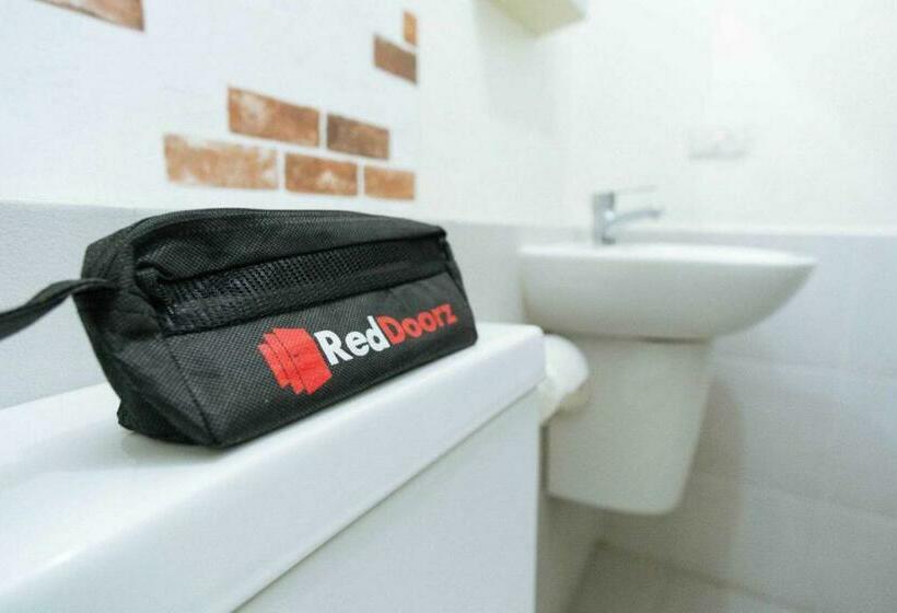 디럭스 룸, Reddoorz Near Pantai Ujung Genteng