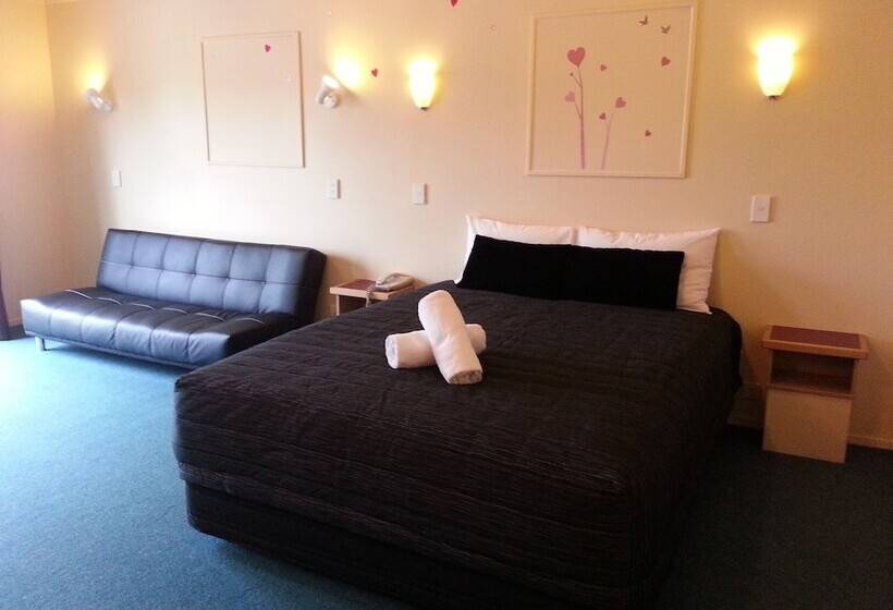 스탠다드 스튜디오, New Castle Motor Lodge