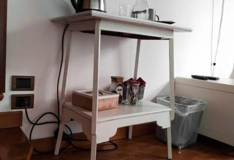 اتاق خانوادگی, Rosy25
