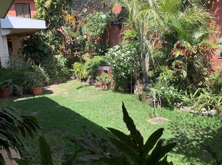 חדר משפחתי, La Posada Del Angel
