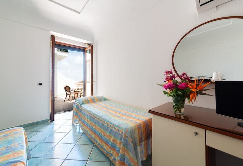 Номер Стандарт Трехместный, La Capannina   Hotel & Apartments