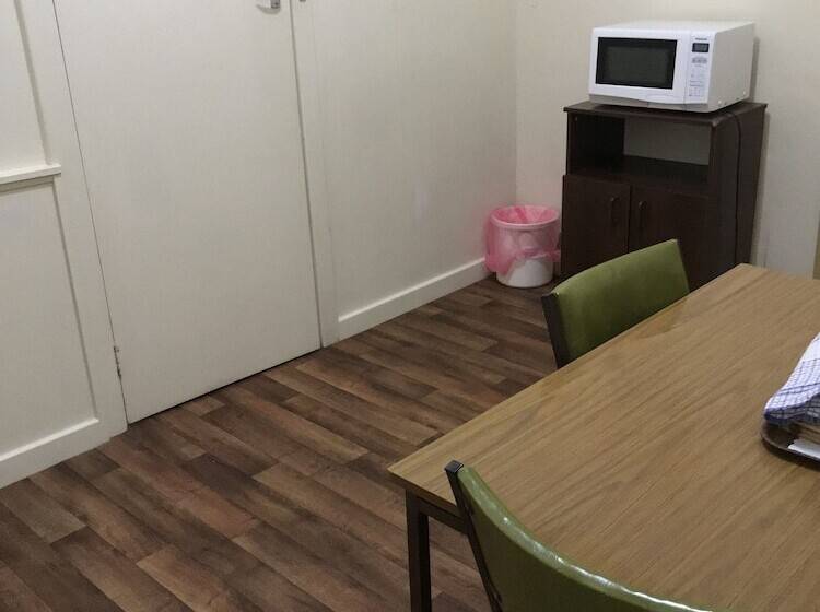 패밀리 룸, Travelway Motel