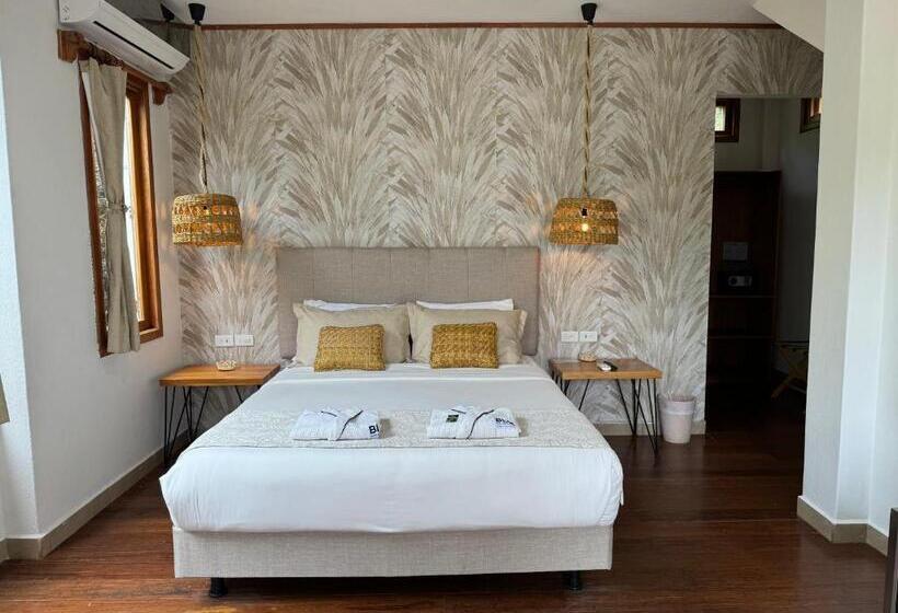 Полулюкс, Blu Galapagos Sustainable Waterfront Lodge